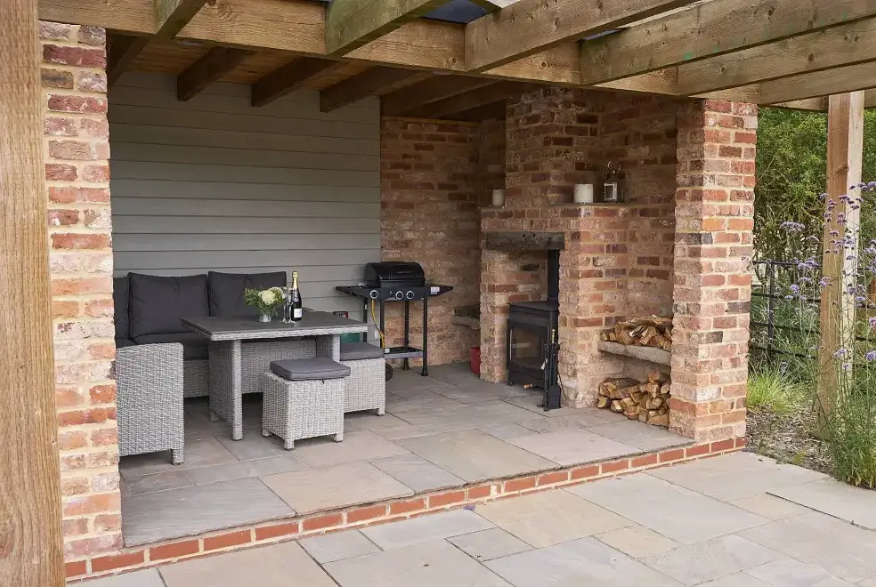BBQ at Field Barn sleeps 2, with a private Steam Room and AirCon!
