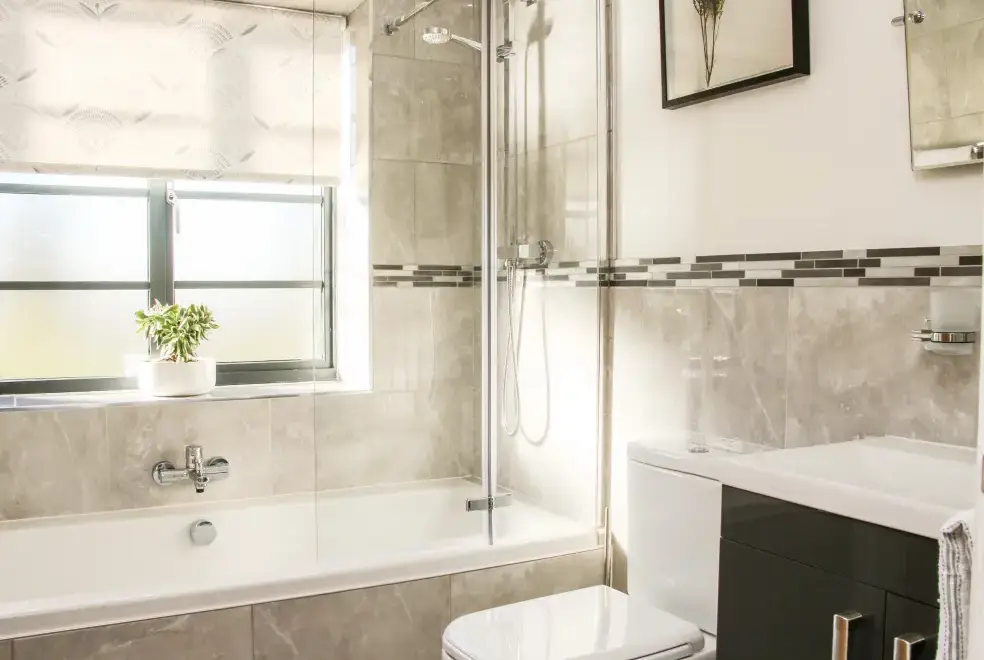 Family bathroom at Forrester House
