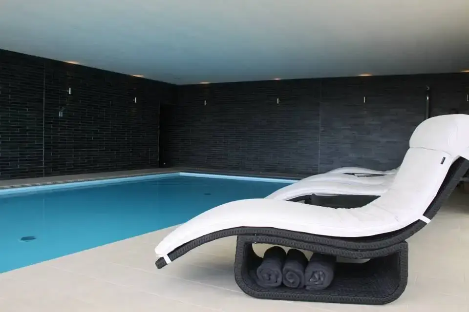 Private Swimming Pool at Four Ashes (Stunning Water Views)