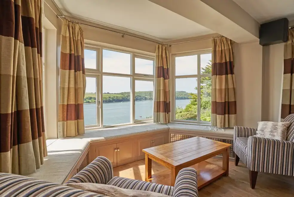 Lounge at Four Ashes (Stunning Water Views)