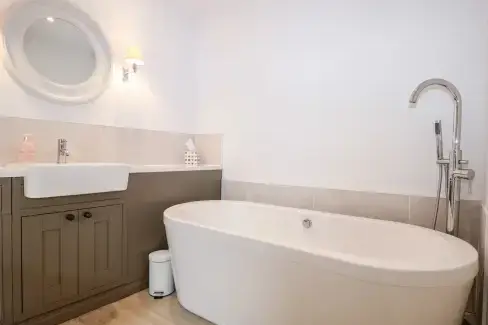 Family bathroom at Fox's Den, Hampshire