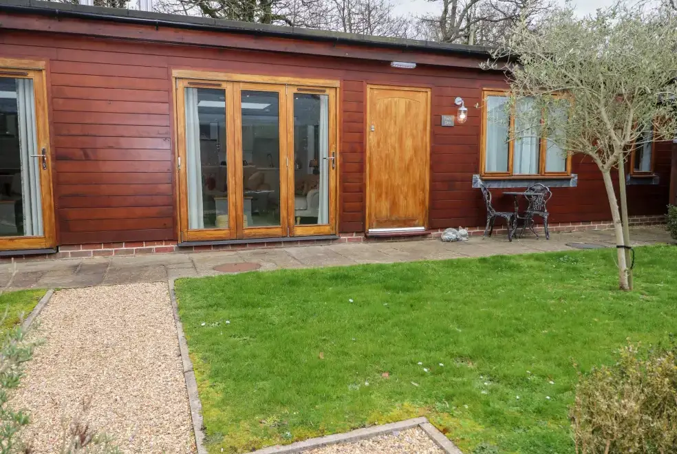 Fox's Den, from the outside