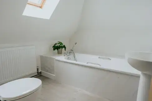 Family bathroom at Garden Cottage at Twistgates Farm Cottages, Devon