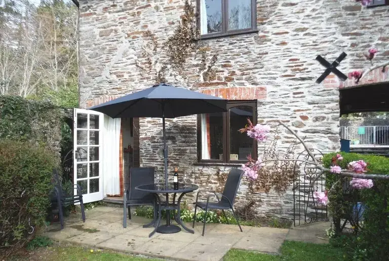 Patio area at Gatehouse West, Colmer Estate