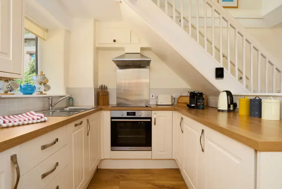 Well equipped kitchen at Gatehouse West, Colmer Estate
