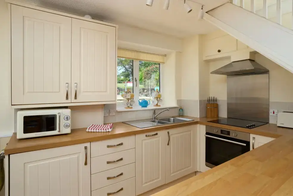 Well equipped kitchen at Gatehouse West, Colmer Estate