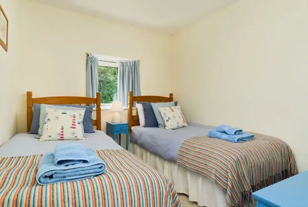 Twin bedroom at Gatehouse West, Colmer Estate