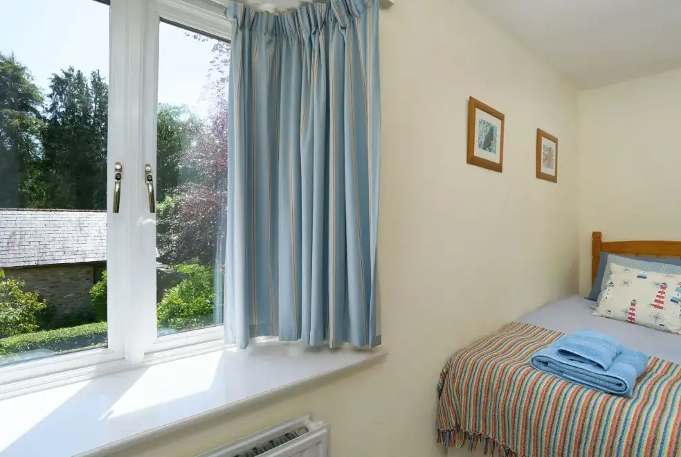 Twin bedroom at Gatehouse West, Colmer Estate
