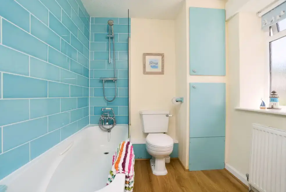 Family bathroom at Gatehouse West, Colmer Estate