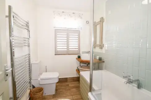 Family bathroom at Giggling Goose Cottage, Lincolnshire