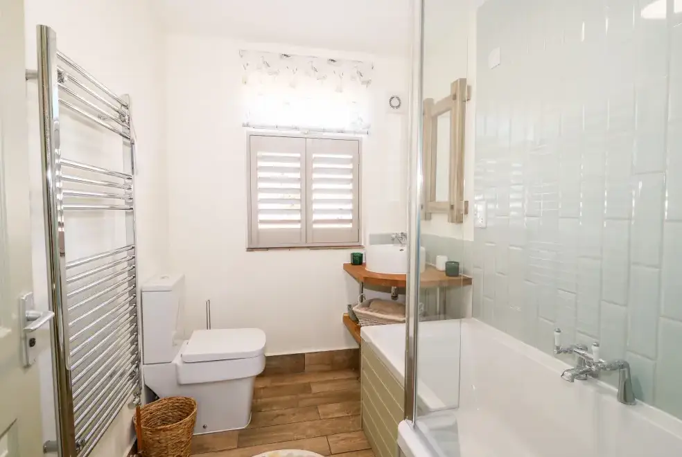 Family bathroom at Giggling Goose Cottage