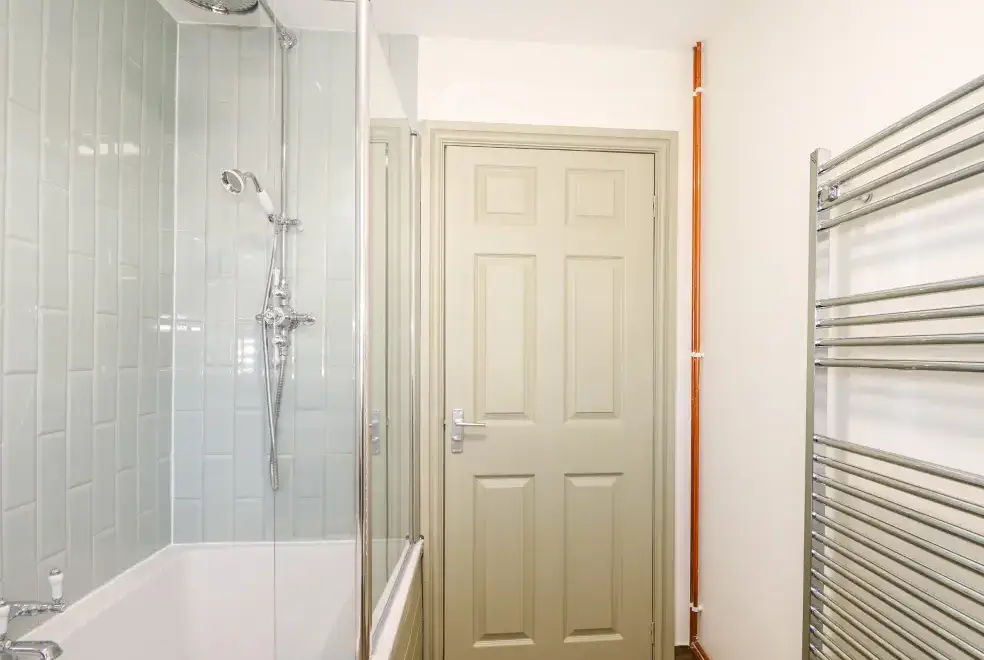 Family bathroom at Giggling Goose Cottage