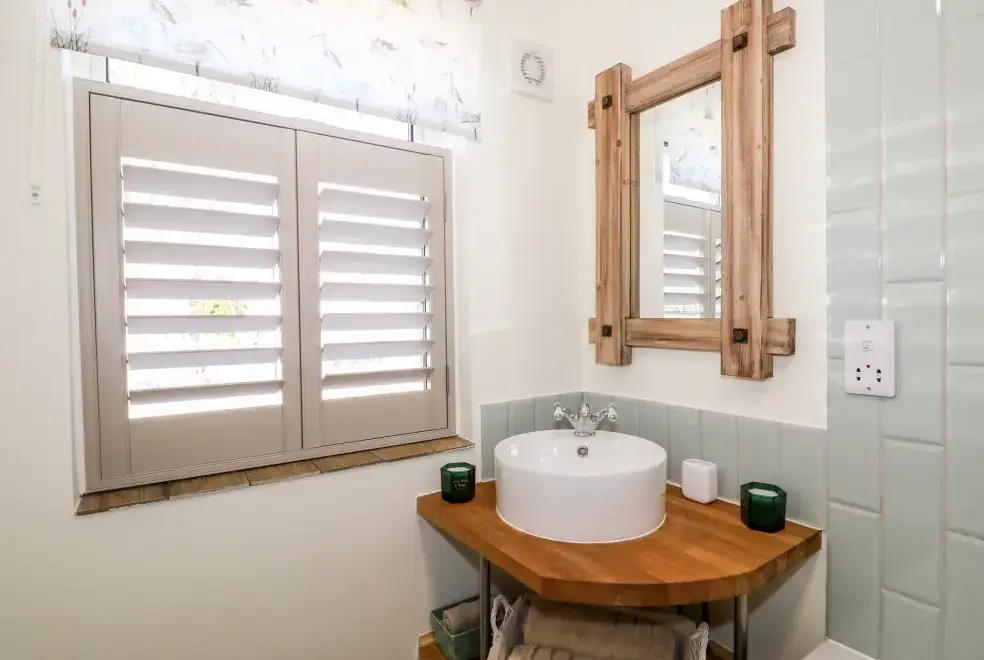 Ensuite bathroom at Giggling Goose Cottage