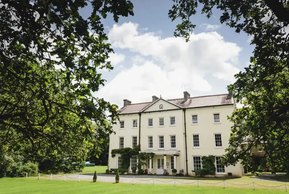 Glansevin Mansion, from the outside