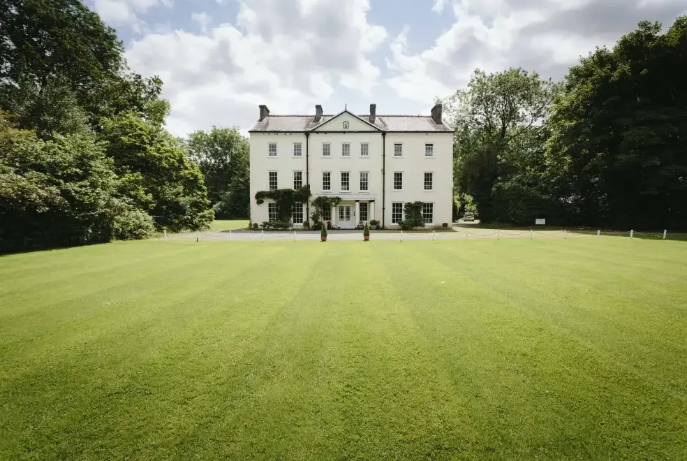 Glansevin Mansion, from the outside