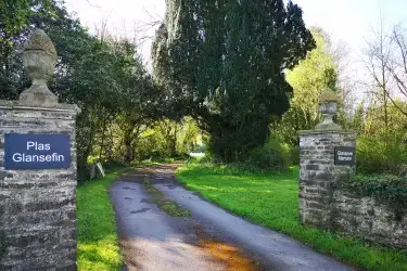 Carmarthenshire Cottages  near a golf course 