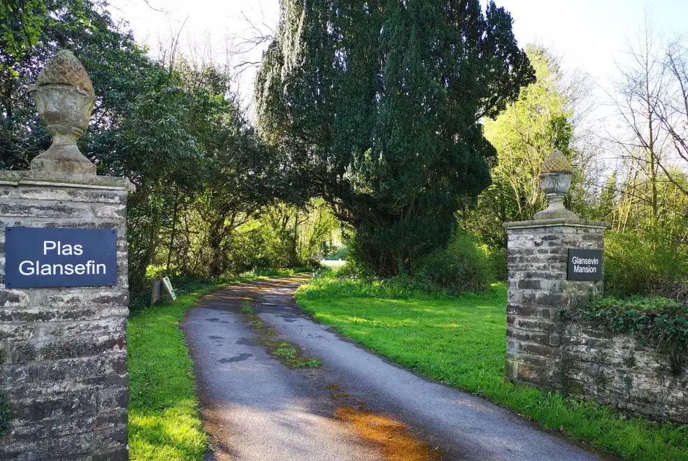 Glansevin Mansion, from the outside