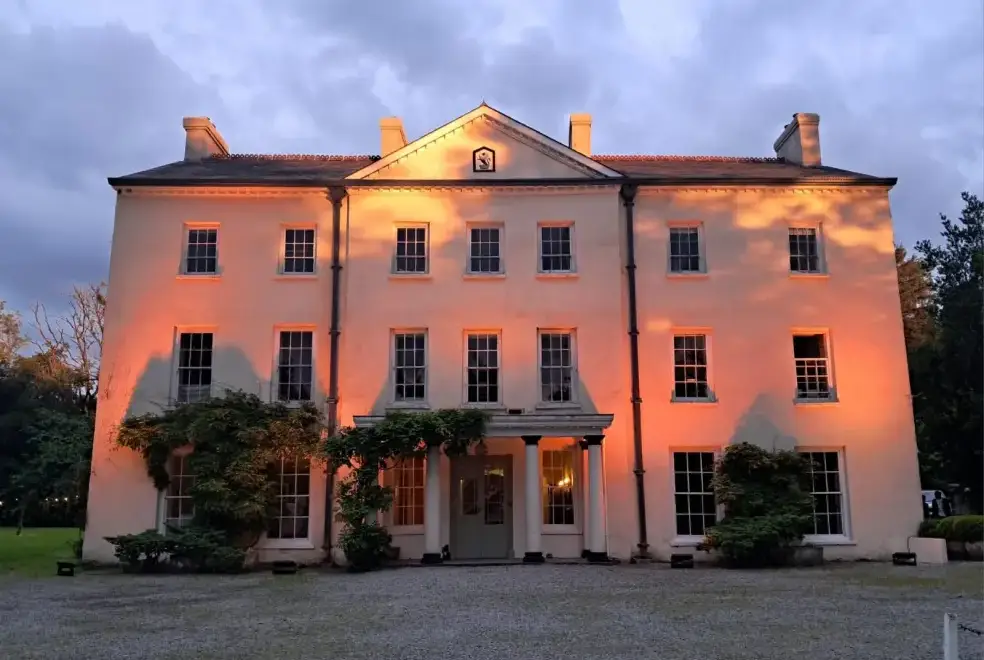 Surrounding area near Glansevin Mansion