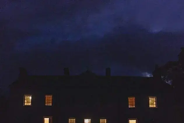 Surrounding area near Glansevin Mansion