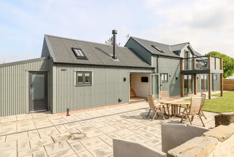 Glowty Brynbedw, from the outside