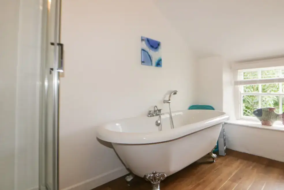 Ensuite bathroom at Great Western Farmhouse
