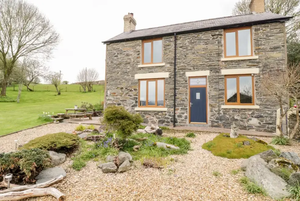 Groes Lwyd, from the outside