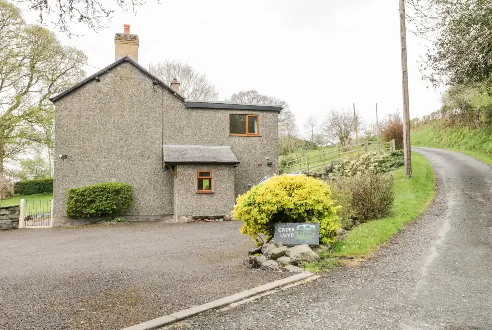 Groes Lwyd, from the outside