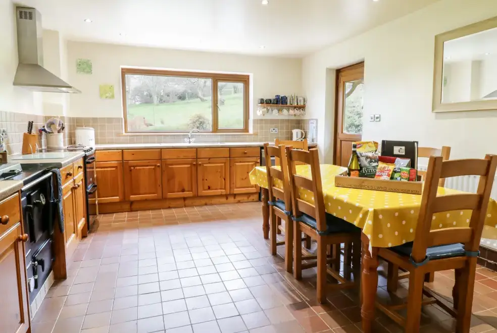 Farmhouse style kitchen at Groes Lwyd