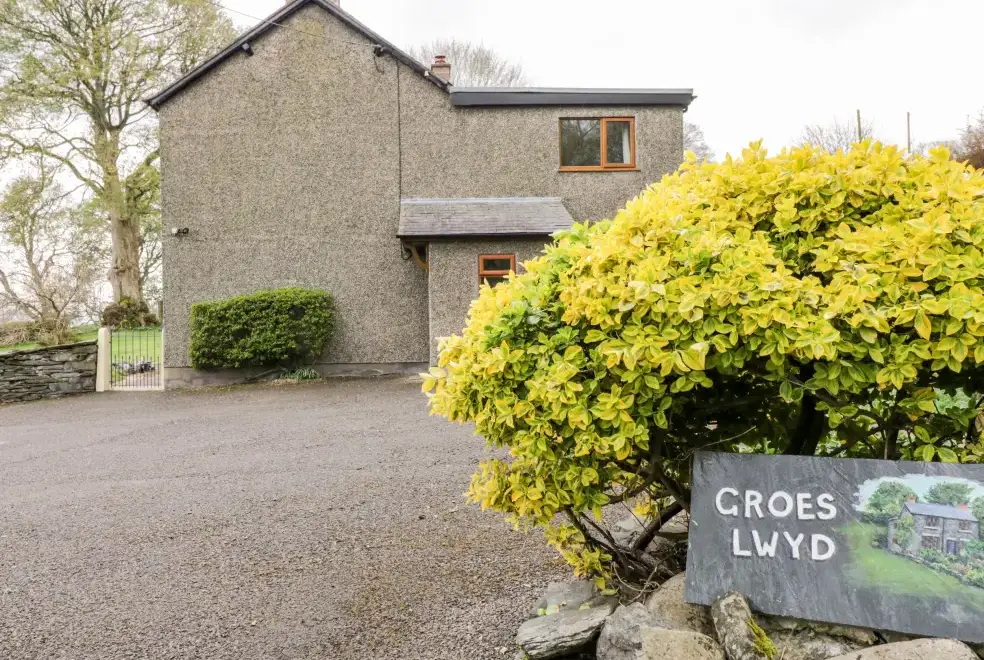 Groes Lwyd, from the outside