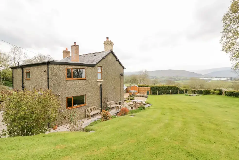 Groes Lwyd, from the outside