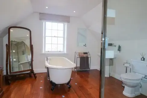 Family bathroom at Groomes Country House, Hampshire