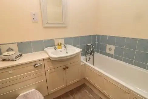 Family bathroom at Grooms Cottage, Borders