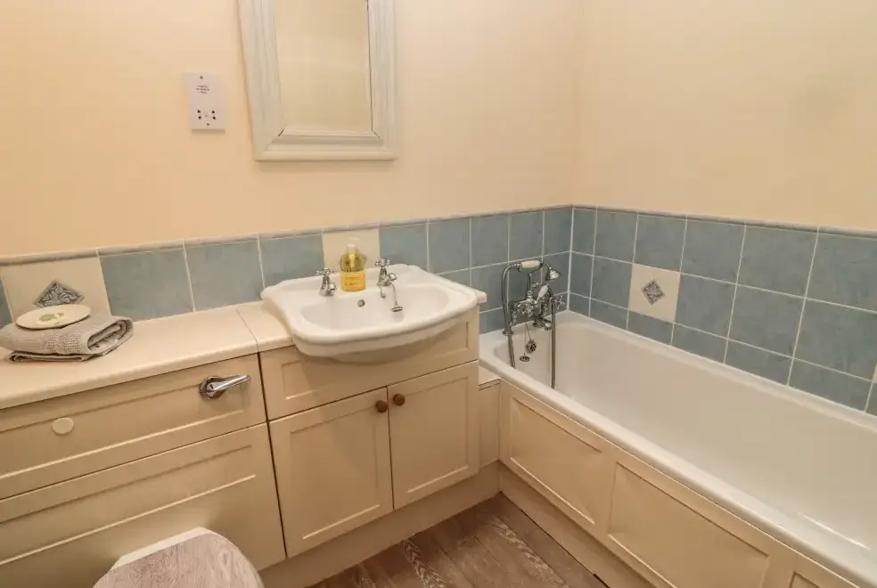 Family bathroom at Grooms Cottage
