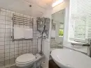 Ensuite bathroom at Gun Hill Cottage - thumbnail photo