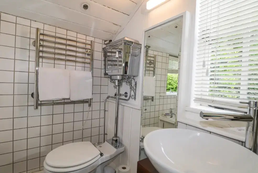Ensuite bathroom at Gun Hill Cottage