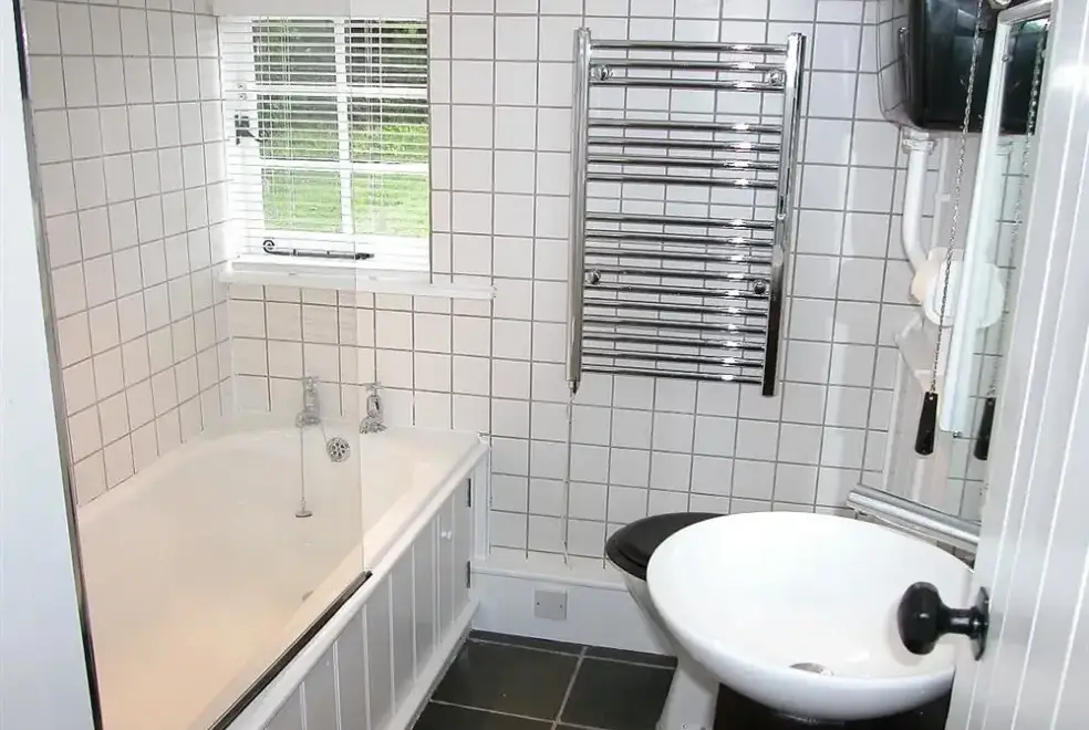 Family bathroom at Gun Hill Cottage
