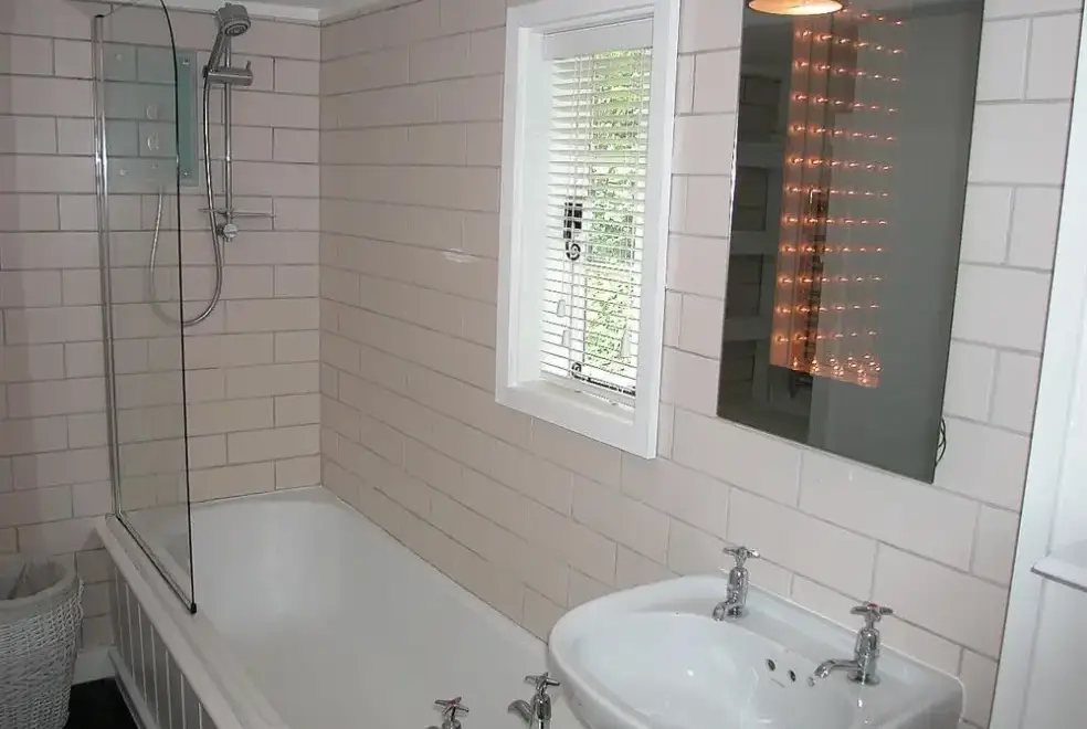 Family bathroom at Gun Hill Cottage