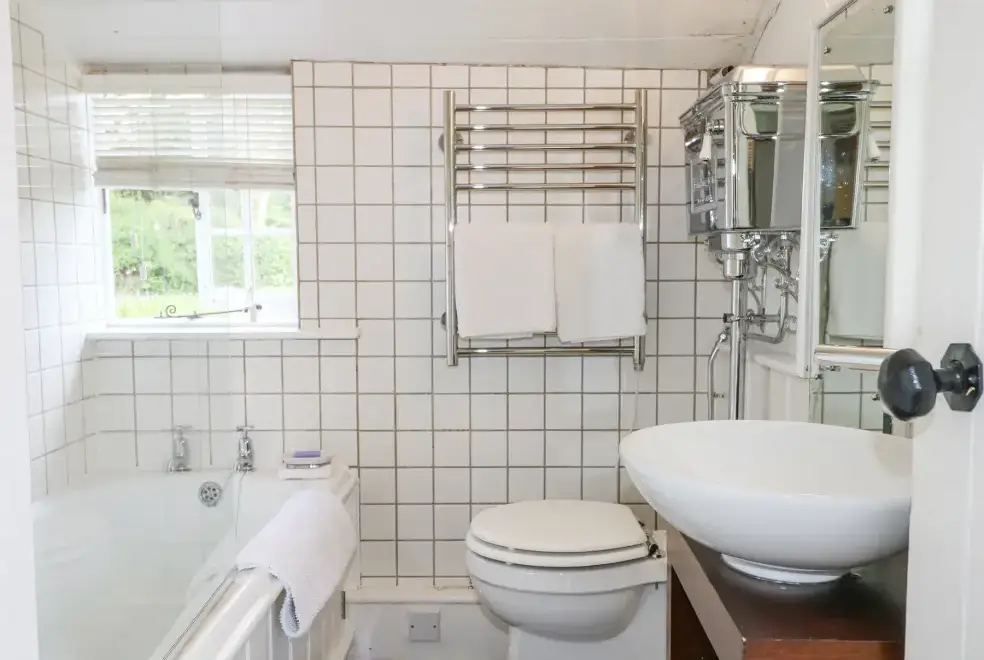 Ensuite bathroom at Gun Hill Cottage