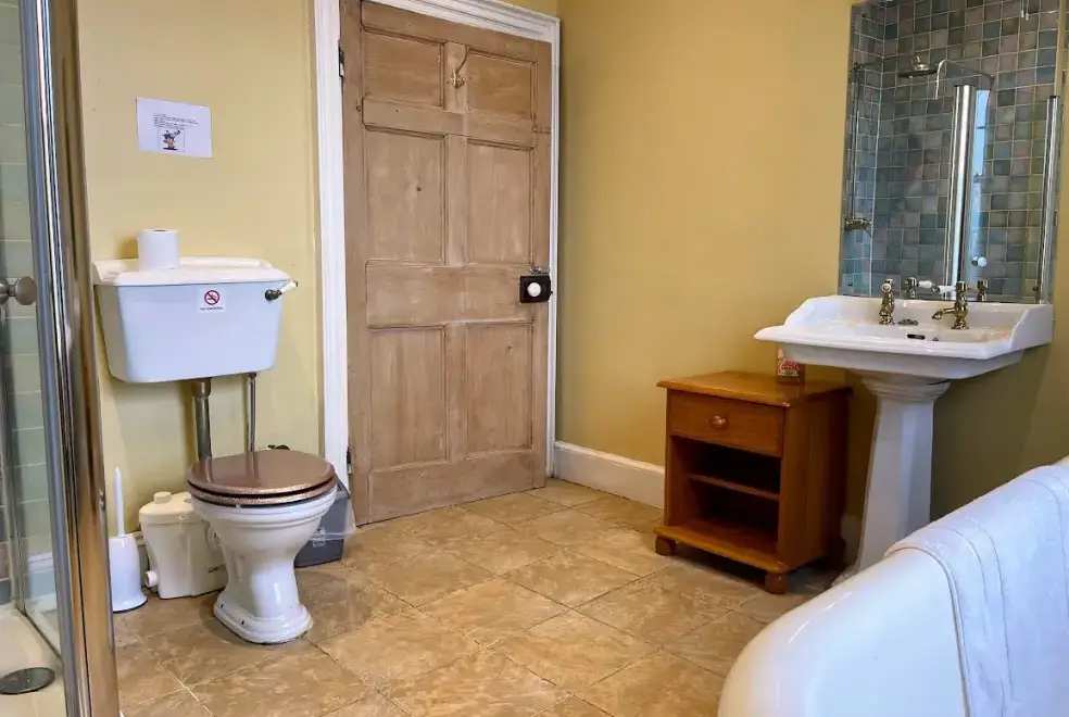 Ensuite bathroom at Hafod Grove Mansion House