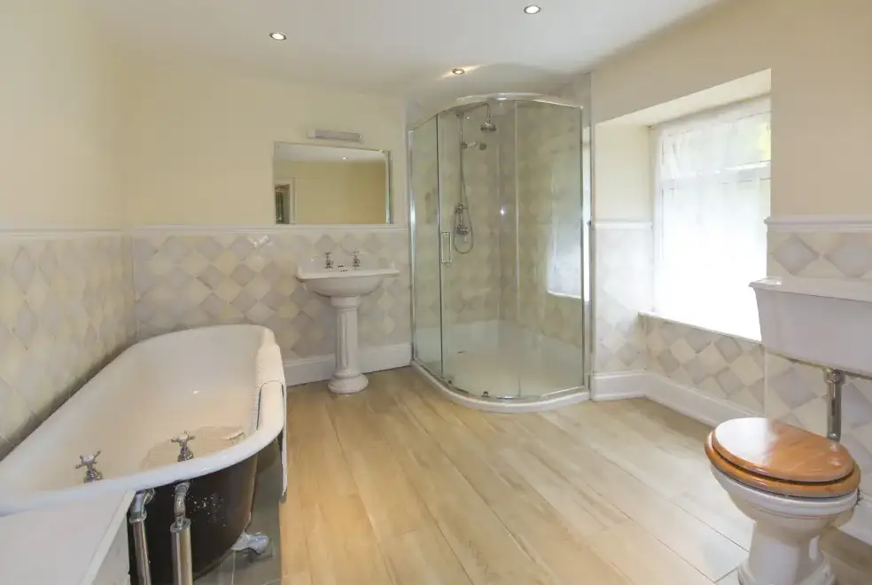 Family bathroom at Hafod Grove Mansion House