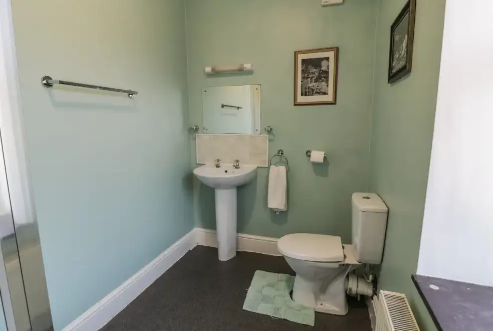 Loo at Halford Hill House