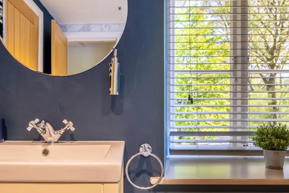 Ensuite bathroom at Hammerhole