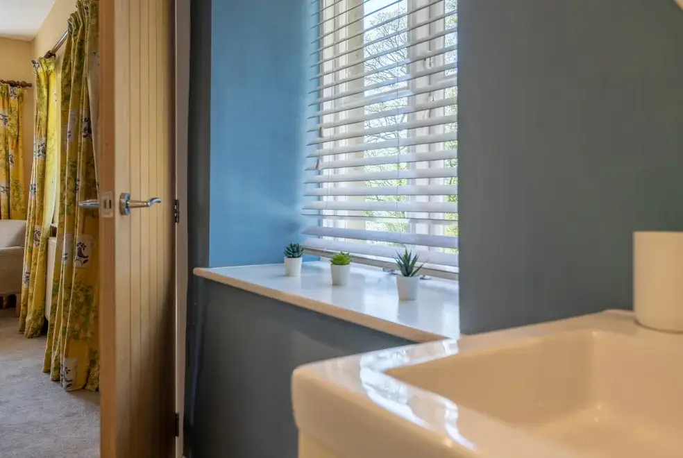 Ensuite bathroom at Hammerhole