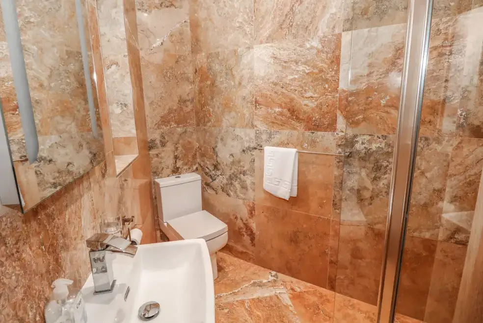 Ensuite bathroom at Harmon Vale