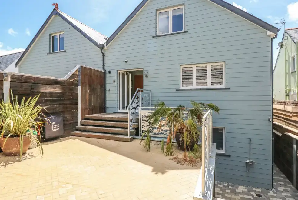 Harmon Vale, from the outside