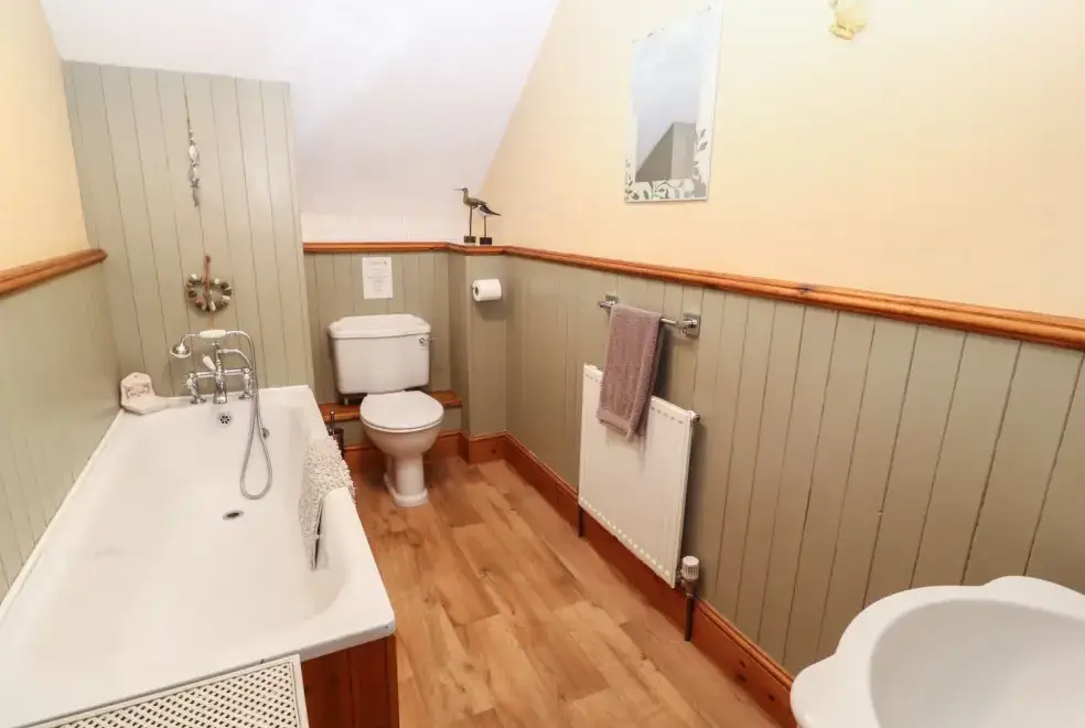 Family bathroom at Hazel Barn