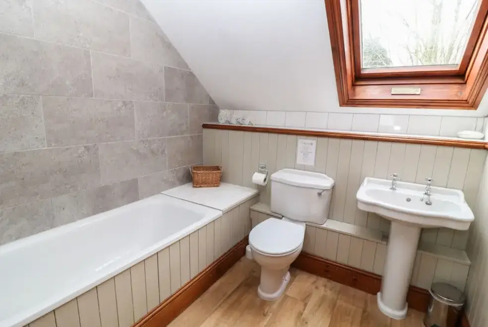 Family bathroom at Hazel Barn