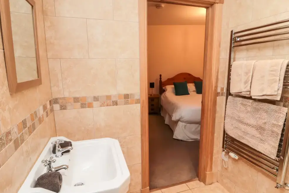 Ensuite bathroom at Hemmel Rural Retreat with Hot Tub