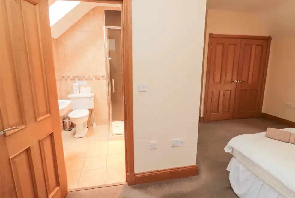 Ensuite bathroom at Hemmel Rural Retreat with Hot Tub