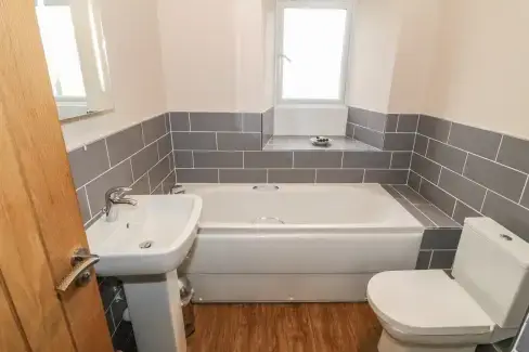 Family bathroom at Hen Blas, Gwynedd